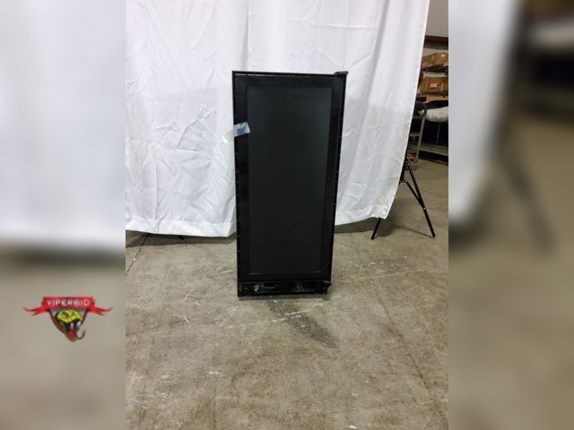 Lot 7-135080 - Marvel MLCR215-IS01B is a 15" Crescent ice maker with integrated panel ready door. Produces up to 25...