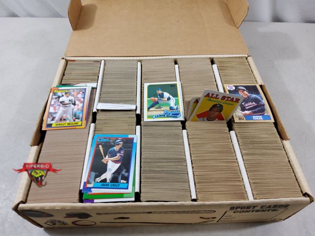 Lot 7-134831 - Box of assorted baseball cards. May be duplicates.