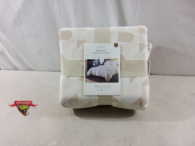 Lot 7-135703 - Matelasse full/queen duvet cover set.