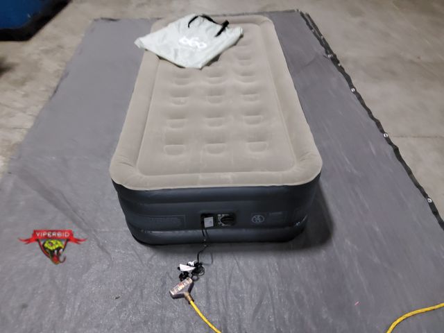 Lot 7-135702 - Idoo twin size air mattress with built-in pump. 17"H.