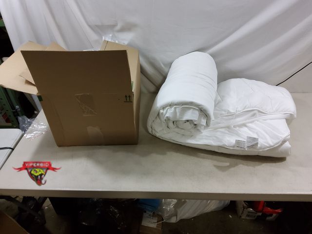 Lot 7-133290 - Easeland Mattress Topper. (78" x 80")