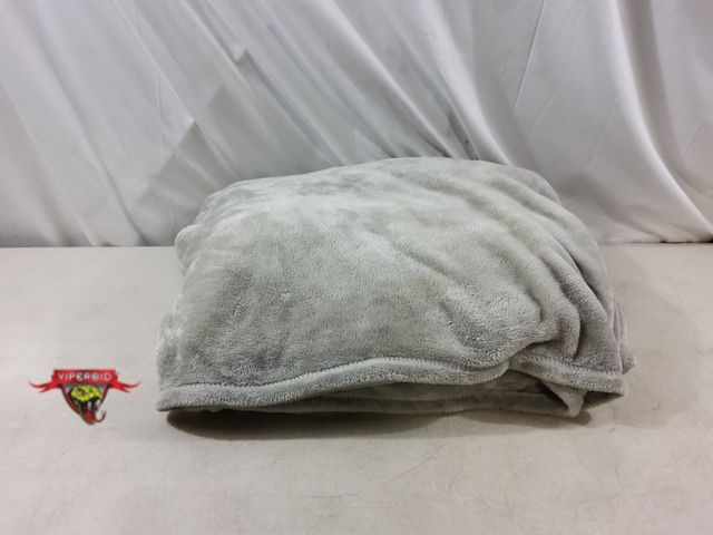 Lot 7-132536 - Plush blanket. Approx. 92" X 112".
