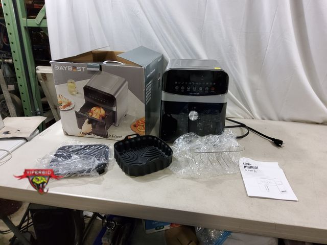 Lot 7-132761 - Daybest D1 6qt. Digital air fryer. Tested to power on - heats.