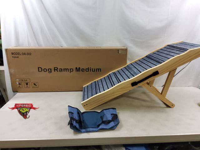 Lot 7-131812 - Adjustable height Dog ramp. Model DR-02. 39-3/8"L.
