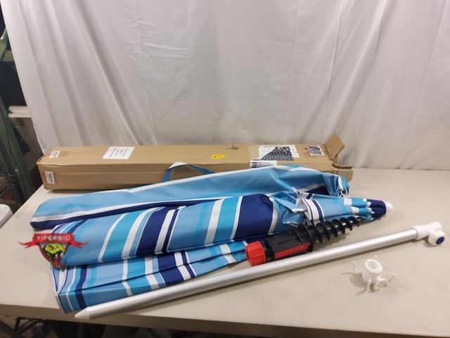Lot 7-131152 - Looks new! 7 Ft. Beach umbrella.