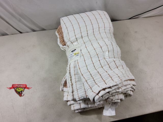 Lot 7-134224 - Crinkle Jacquard quilt. King size. 104" X 92".