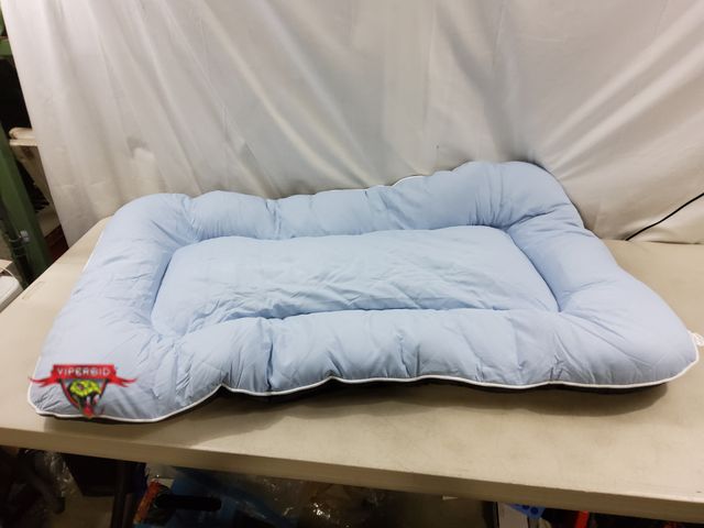 Lot 7-131837 - Zomisia pet bed. 28" X 48".