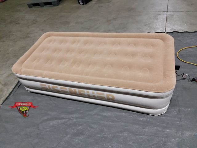 Lot 7-135714 - Twin size inflatable air mattress with built-in pump. 16"H.