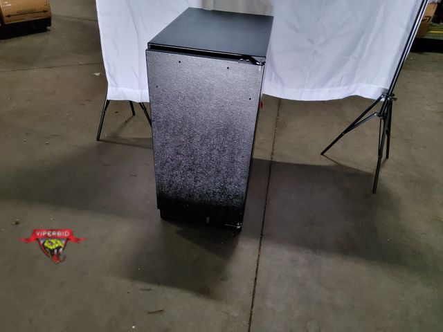 Lot 7-131927 - Marvel MACP215-IS01B is a 15-inch low-profile, built-in undercounter clear ice machine featuring a f...