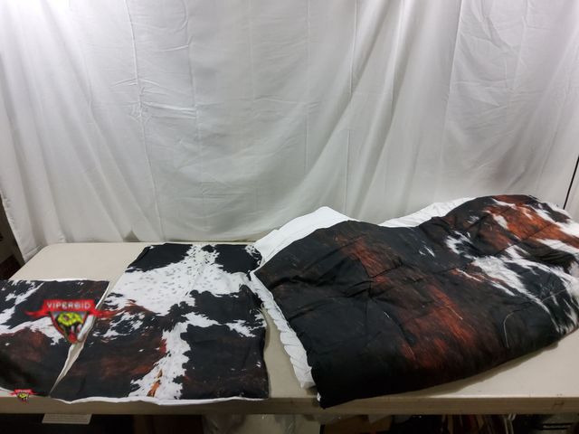 Lot 7-130603 - New! Lightweight queen size comforter with (2) Pillow shams.