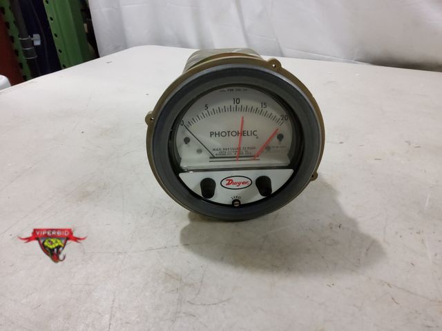 Lot 7-131096 - Dwyer photohelic pressure gauge. Cat. No. 3220C