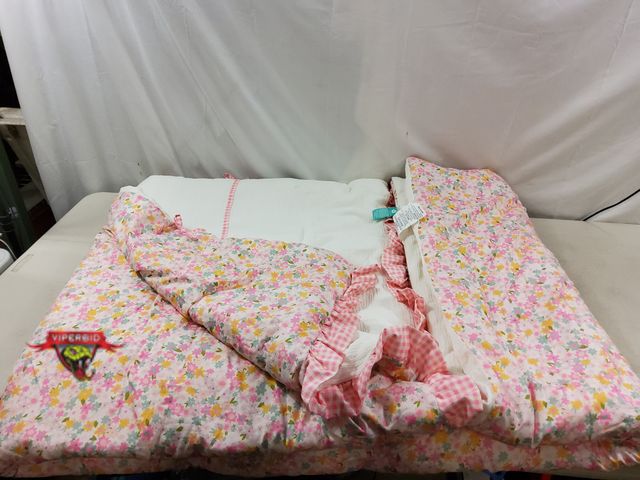 Lot 7-131607 - Twin reversible comforter. 66" X 88".