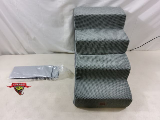 Lot 7-130897 - 4-Step pet stairs. 19"H.
