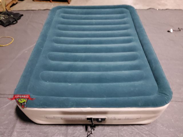 Lot 7-130990 - Vosser Queen Size Double High Air Mattress with Built in Pump.