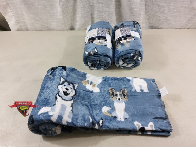 Lot 7-133002 - New! (3) Super Soft plush throws. 50" X 60".