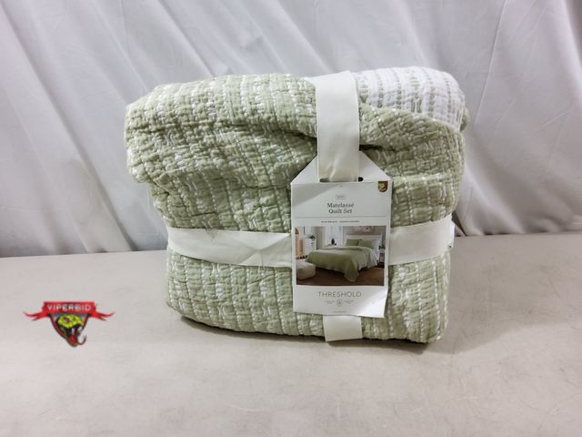 Lot 7-132587 - 3-Piece king size Matelasse quilt set. Includes quilt and (2) king shams.
