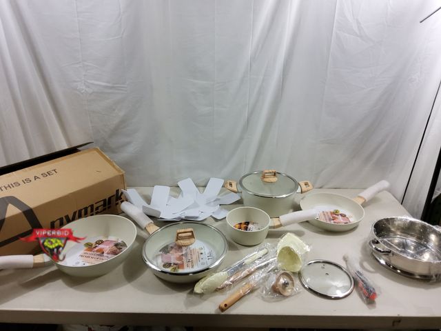 Lot 7-123772 - Anymark 16-Piece Non Stick Cookware Set. Includes 9-inch/11 inch fryer, 11 inch/4.5QT covered fryer,...