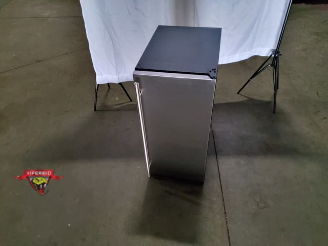 Lot 7-134065 - U-Line UHCP115-SS81A(-ZZ)  is a premium 15-inch Stainless steel door undercounter clear ice machine ...