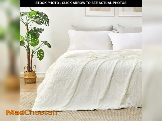 Lot 74-12452252 - Cozy Bliss Seersucker Cooling Comforter Queen Size, Q-Max 0.4 Reversible Lightweight Cooling Blanket...