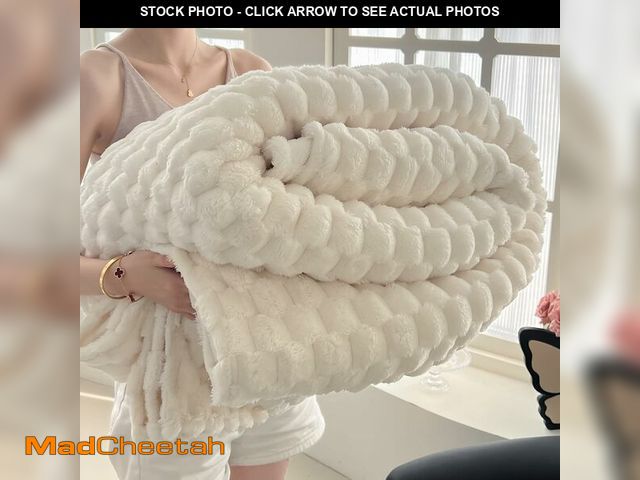 Lot 74-13214478 - PAJEO Twin Fleece Blanket for Couch - Super Soft Cozy Throw Blankets for Women Travel,3D Checkered S...