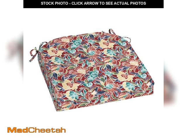 Lot 74-12872763 - Hampton Bay 20 in. W x 20 in. D Universal Outdoor Seat Pad in  Floral (Set of 4) - UNUSED