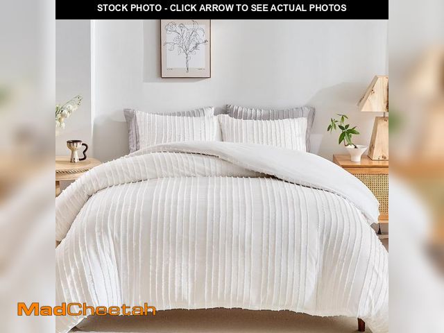 Lot 74-12315012 - WARMDERN White Boho Duvet Cover Set King Size, Striped Textured Duvet Cover Tufted Bedding Set, 3 Pc...