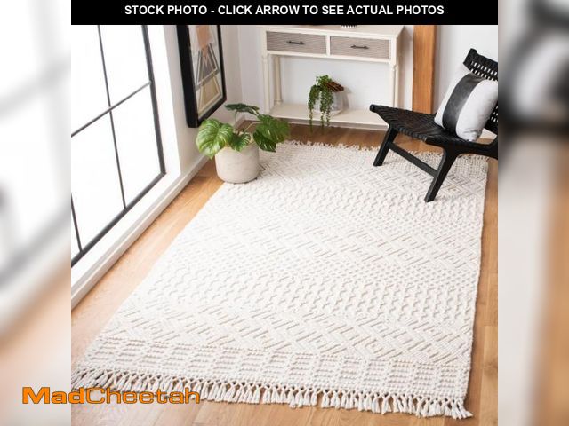 Lot 74-12540022 - SAFAVIEH Casablanca Collection Area Rug - 6' x 9', Ivory, Handmade Boho Fringe, 0.5-inch Thick Ideal...