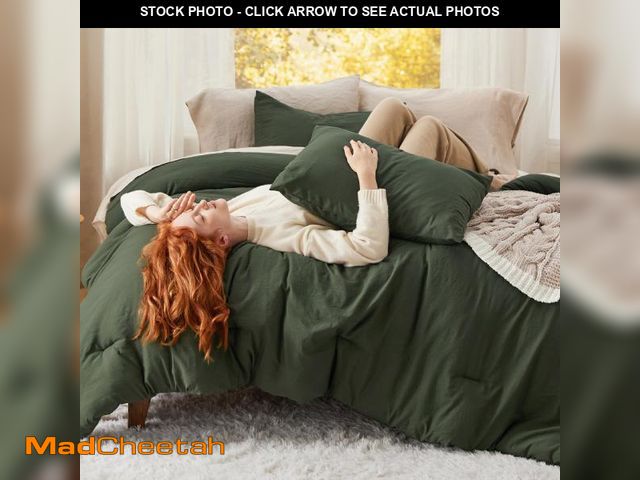 Lot 74-12433487 - Bedsure Oversized Queen Comforter Set, Dark Green Soft Prewashed Bedding for All Seasons, 3 Pieces G...