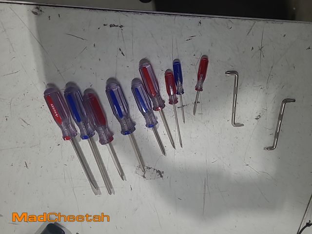 Lot 74-12672955 - (MISSING ONE PIECE) Husky Variety Screwdriver Set (12-Piece) - UNUSED