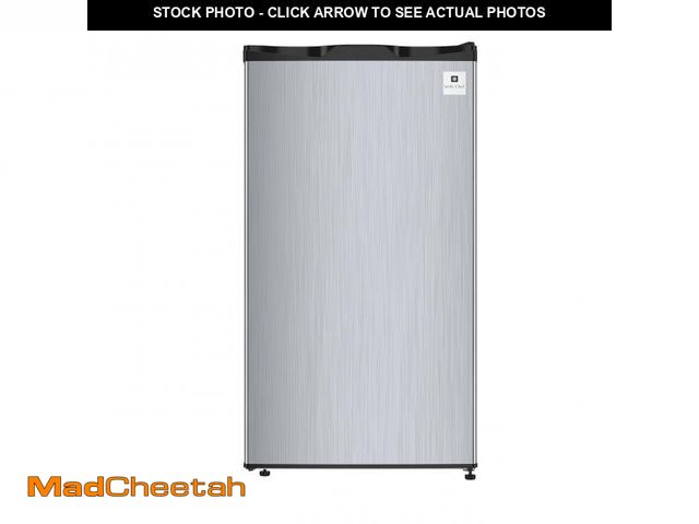 Lot 74-12539401 - (DENTED) ARCTIC CHEF ACFR322 RCA Mini Refrigerator, Compact Freezer Compartment, Adjustable Thermost...
