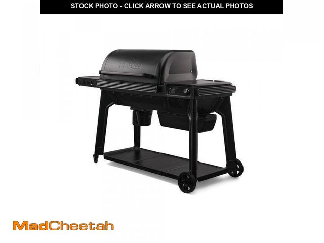 Lot 74-12147115 - Traeger Woodridge Pro Wi-Fi Pellet Grill and Smoker in Black(SPRAY PAINT ON TOP,BOTTOM RACK IS BENT)...