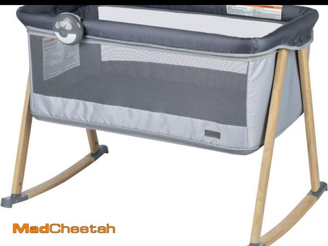 Lot 74-12399307 - Safety 1st Rest-and-Romp 2-in-1 Bassinet and Play Yard with Soothing Sounds, Lights &amp; Vibration,...