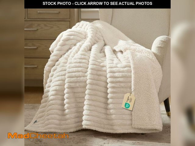 Lot 74-14206615 - Bedsure ComfyFleeceÃ¢âÂ¢ Waterproof Dog Blankets for Large Dogs - Soft Pet Cat Blanket Corduroy Fl...