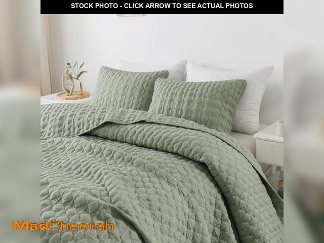 Lot 74-12127414 - WDCOZY Sage Green Quit Twin Size Bedding Sets with Pillow Sham, Lightweight Soft Bedspread Coverlet,...