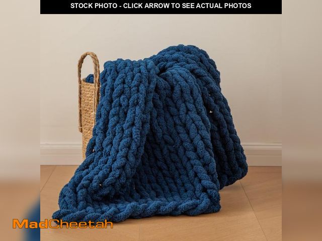 Lot 74-12444291 - WESHIONGOO Chunky Knit Blanket Throw 40"*40" Knitted Throw Blankets for Couch Bed Fluffy Soft Blanke...