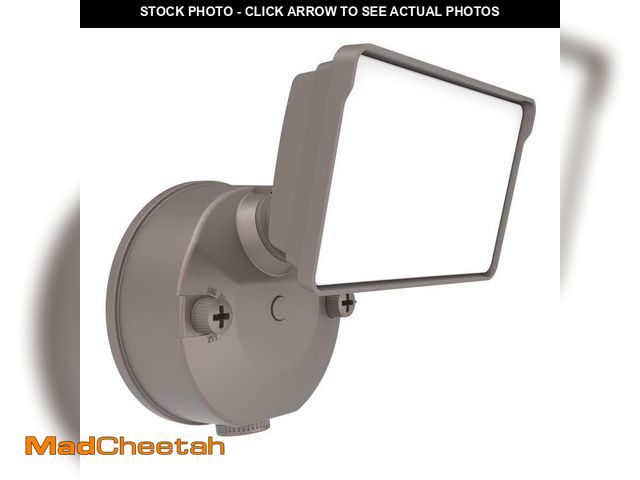 Lot 74-12852983 - HALO 150-Watt Equivalent, 3000 Lumen, Integrated LED, Dusk to Dawn Flood Light, Bronze - UNUSED