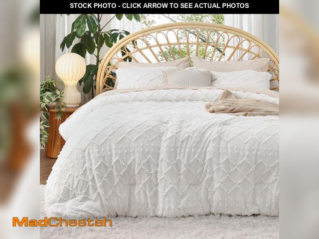 Lot 74-12433455 - Bedsure Full Comforter Set - White Comforter, Boho Tufted Shabby Chic Bedding for Kids, 3 Pieces Vin...