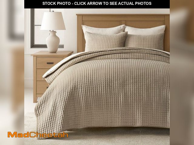 Lot 74-12602573 - EVERGRACE Luxury Pearl Velvet Quilt Set Queen Size, 3 Pieces Lightweight Channel Tack-Stitch Velvet ...