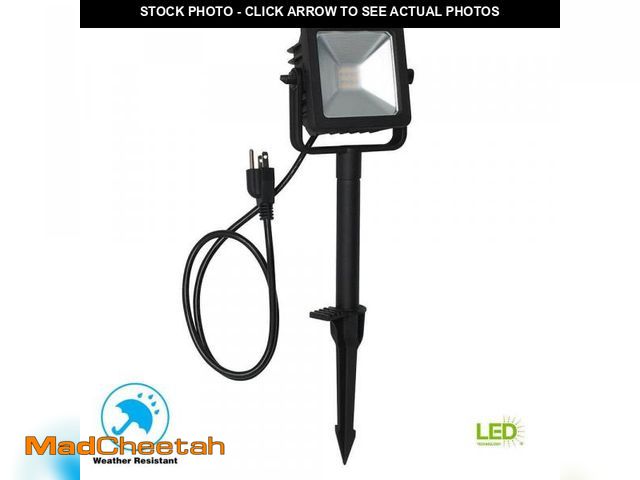 Lot 74-12413863 - Hampton Bay 900 Lumen Plug-In Black Integrated LED Outdoor Landscape Flood Light - USED