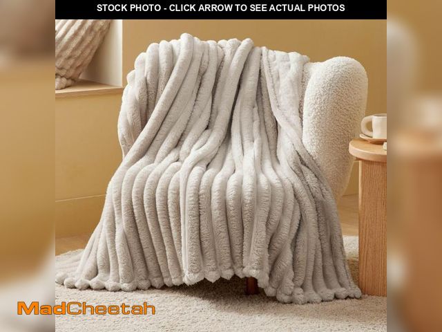 Lot 74-11547133 - Bedsure Throw Blanket for Couch - Super Soft Cozy Blankets for Women, Cute Small Fleece Throws for G...