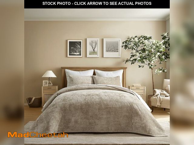 Lot 74-13583872 - EVERGRACE Velvet Quilt Set King Size, Luxurious Soft Striped Channel Bedding Set, Lightweight Velvet...
