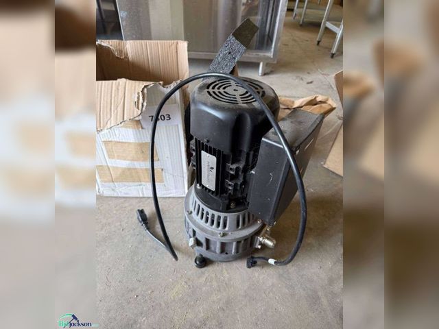 Lot 76-7303 - HARVEST RIGHT XL OIL FREE VACUUM PUMP