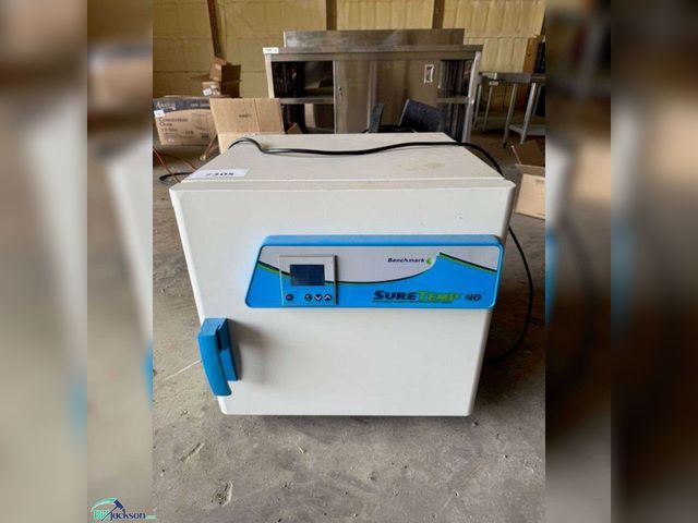Lot 76-7305 - BENCHMARK SURE TEMP 40 INCUBATOR