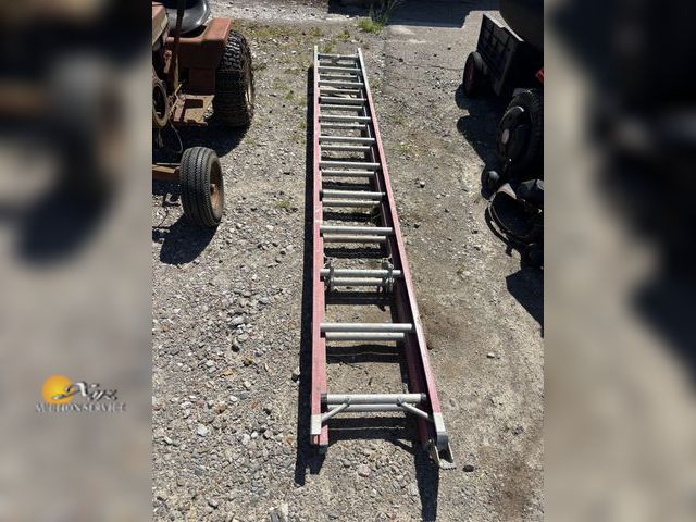 Lot 83-3003 - Fiberglass Extension Ladder