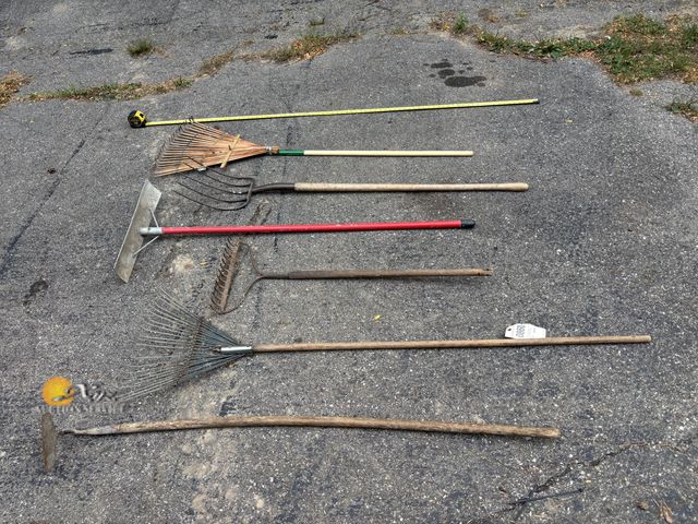Lot 83-0860 - Lot of Farm/Lawn/Garden Tools