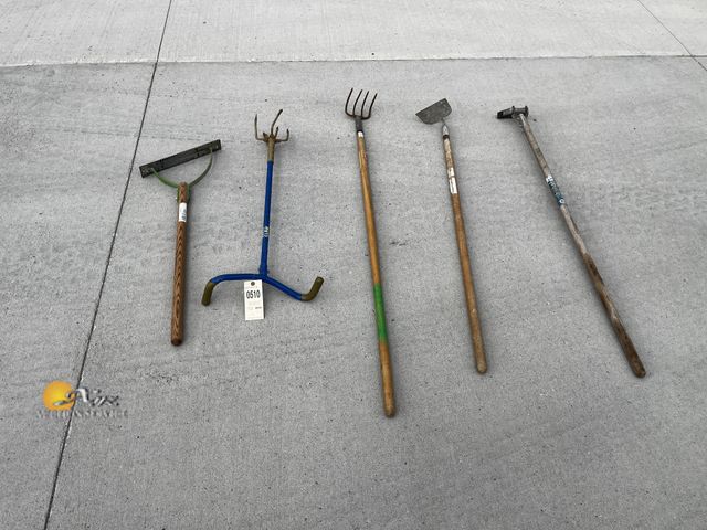 Lot 83-0510 - Lot of Garden/Yard Tools