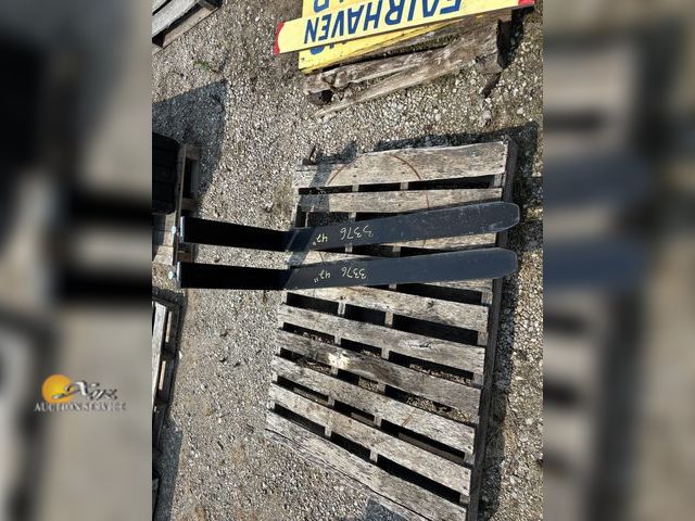 Lot 83-1016 - 42" Forks