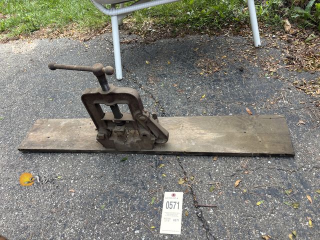 Lot 83-0571 - Pipe Vise