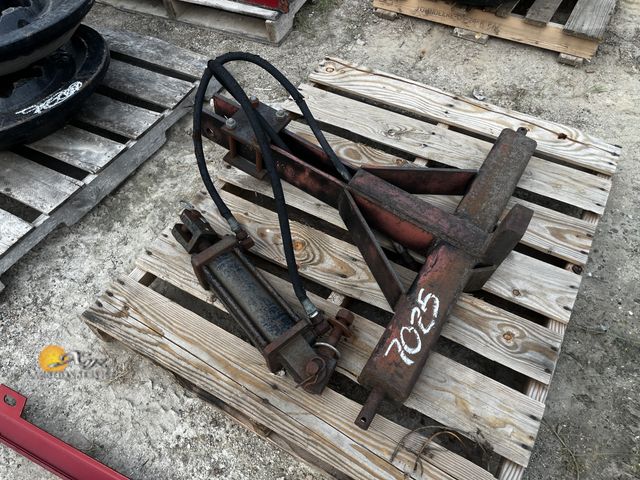Lot 83-7025 - 3-Point Hydraulic Lift