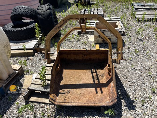 Lot 83-1022 - 3pt Dirt Scoop